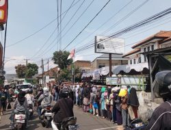 Bantuan Beras dan Minyak Diserbu, Warga Cipageran Rela Antre Panjang